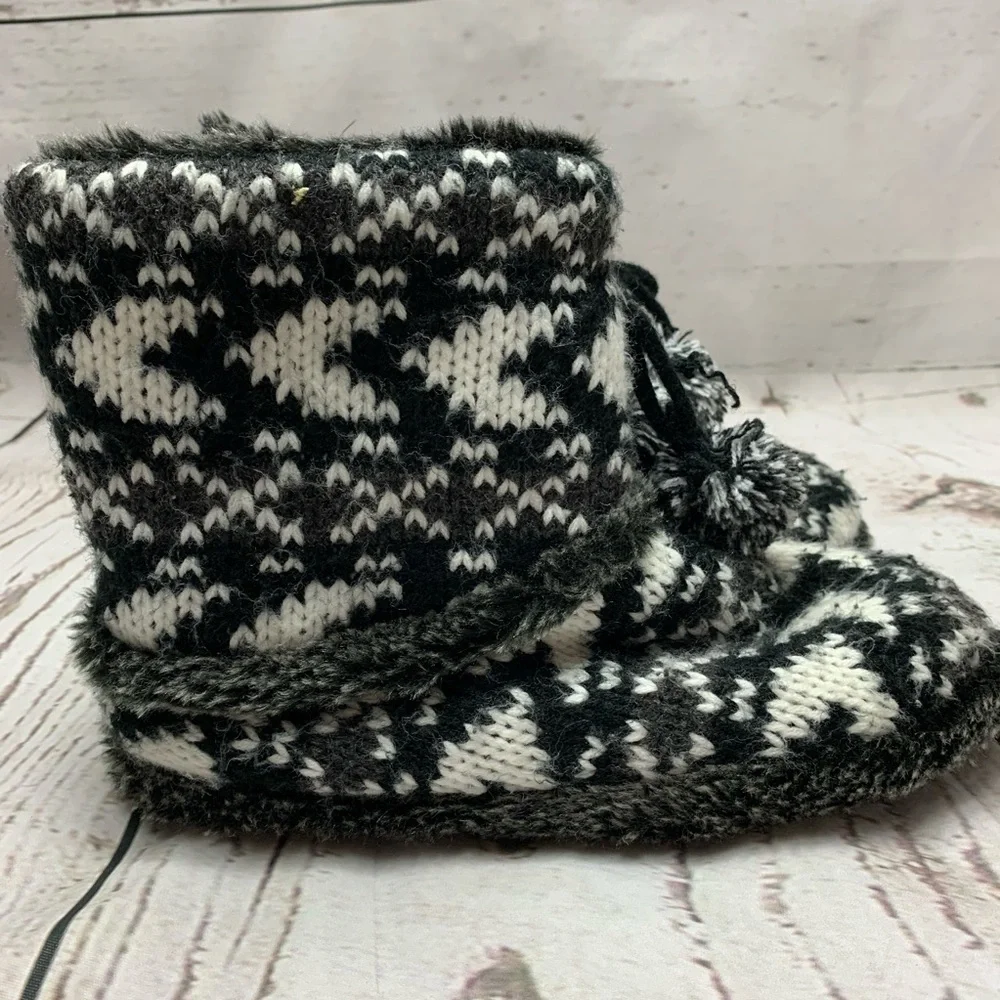 SO Black & White Tribal Faux Fur Slippers Sz 5/6